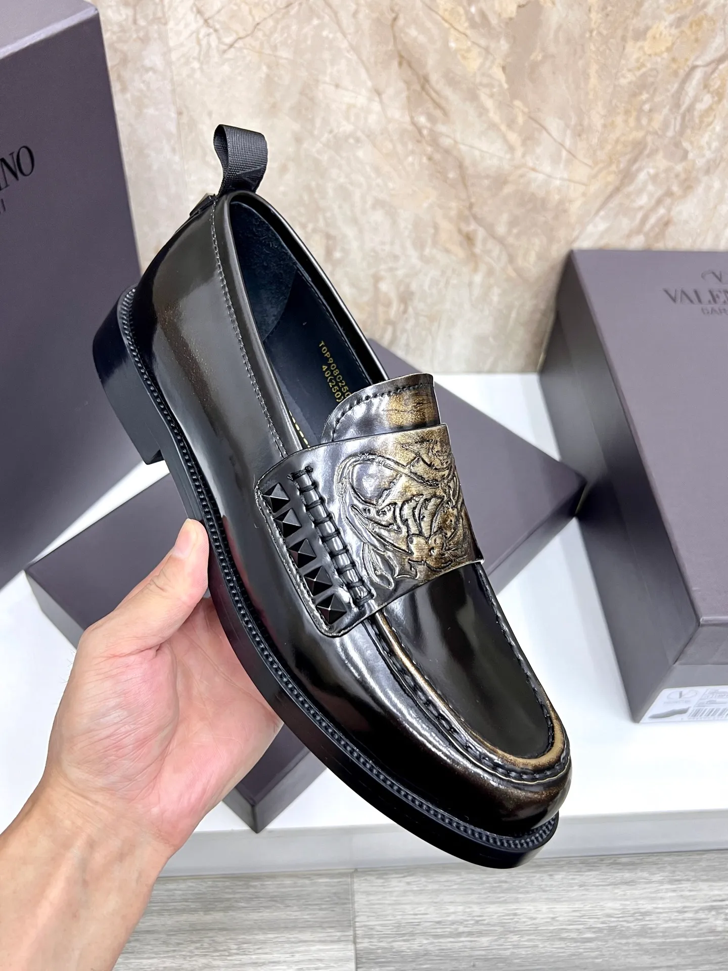 Men's men's shoes💰780 Valentino New men's V logo micro-label business casual loafers. These Derby loafers are made of imported cowhide leather. They are light in texture and cool in style. The uppers are decorated with brand logo buckles, showing off the big-name style! The lines reveal novel urban trends. The toe is round and full, and the rubber foam sole and triple protruding leather welt complement each other. It is extremely fashionable and charming, with dyed calfskin lining, genuine leather feet, and standard logo decoration. It is simple yet elegant. It has a classic European and American loose style and is extremely comfortable on the feet. Size: 39-44 (customized at 38.45.46)